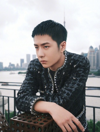 Wang Yibo handsome photo in black sequin embroidered jacket