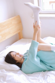 帶著耳機的女孩性感撩人白絲美腿寫真