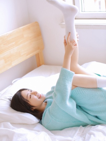 带着耳机的女孩性感撩人白丝美腿写真