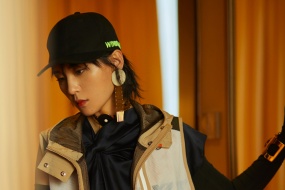 Zhou Bichang's trendy outfits and personalized photos HD wallpapers