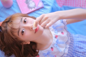 蛋糕女孩清甜写真桌面壁纸图片