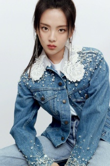 杨超越清新活力甜美写真图片