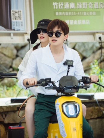 Zhang Yuqi and Li Bingxi《Daughters' Love 4》Still Pictures from the Third Issue