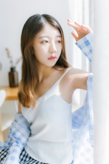 蓝色格子衬衣美女唯美图片写真