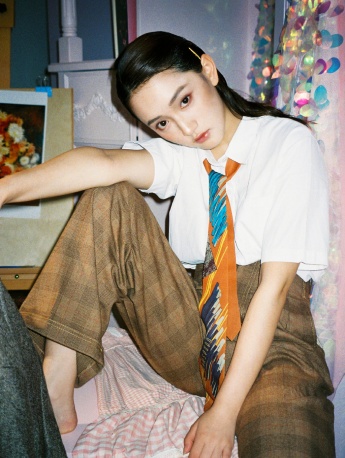 美女大学生性感杂志风写真照