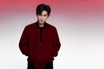Yi Yangqianxi handsome photo in red jacket