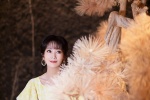 Zhao Yazhi elegant and sexy photo in golden dress