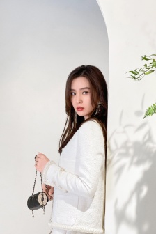 Liu Shishi's sweet and sexy behind-the-scenes photos