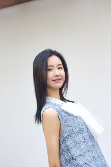 陳都靈灰色洋裝溫柔甜美寫真