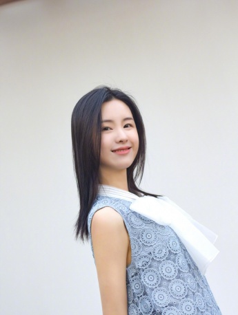 Chen Duling's gentle and sweet photo in gray dress