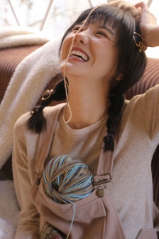 俏皮又可爱的笑容美女图片写真