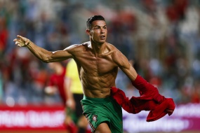 Cristiano Ronaldo's sexy muscles celebrate in extremely clear and beautiful pictures