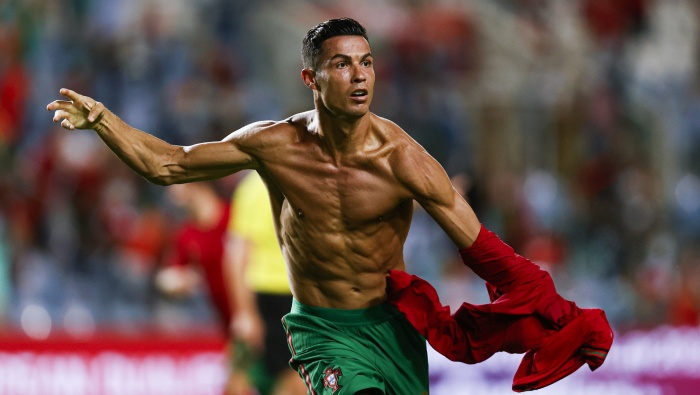 Cristiano Ronaldo's sexy muscles celebrate in extremely clear and beautiful pictures