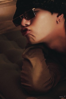 Wang Jiaer's cute pouting mobile wallpaper