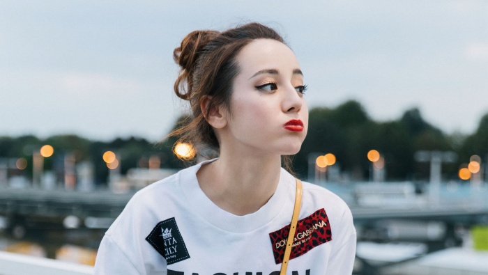 迪麗熱巴休閑裝扮甜美寫真壁紙