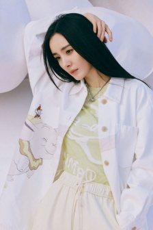 Yang Mi's charming and sexy photo with long black straight shape
