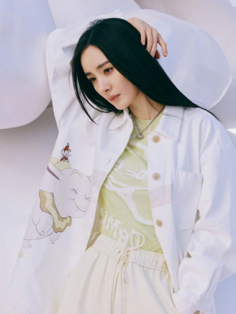 Yang Mi's charming and sexy photo with long black straight shape