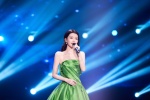 Sexy photo of Sun Yi in green breast-wrapped dress