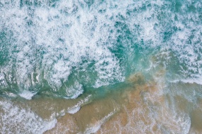 咆哮的海浪图片桌面壁纸