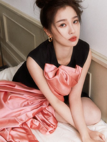 虞书欣粉红长裙性感写真图片