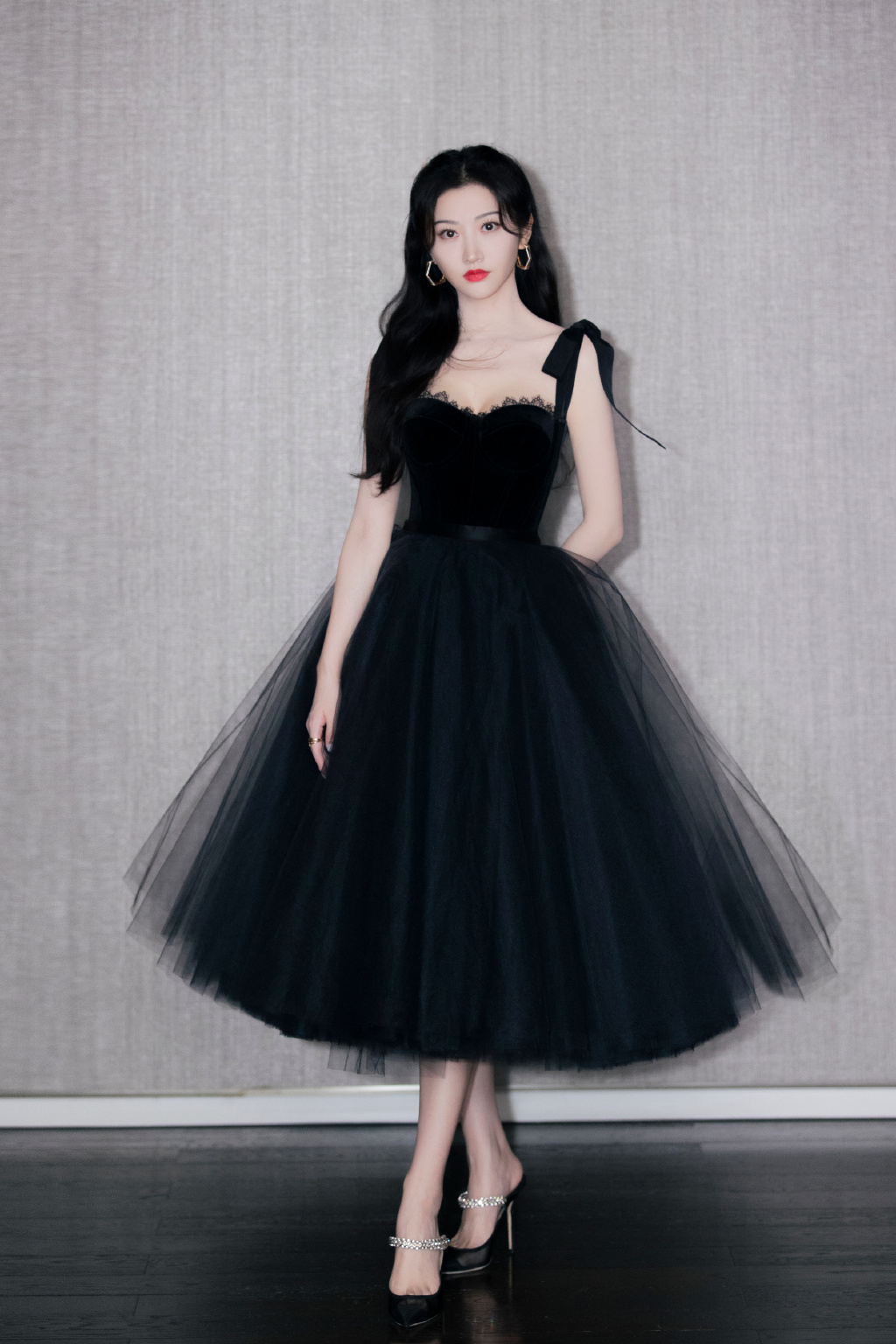 Jing Tian sexy photo pictures in black tube top umbrella skirt
