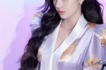 Lin Yun's retro sexy photo in purple printed top