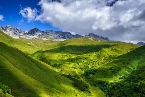 高山峻岭自然美景桌面壁纸