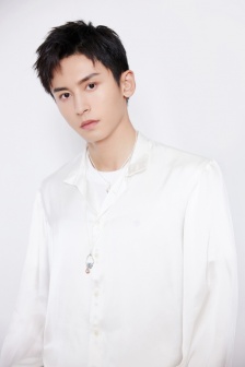 Zhang Zhehan's cool and handsome photo in white shirt