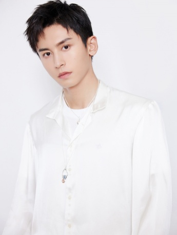 张哲瀚白衬衫冷峻帅气写真