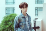 Zhang Yixing's handsome photo in washed blue retro denim outfit