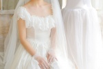 优雅白色婚纱裙美女唯美写真图片
