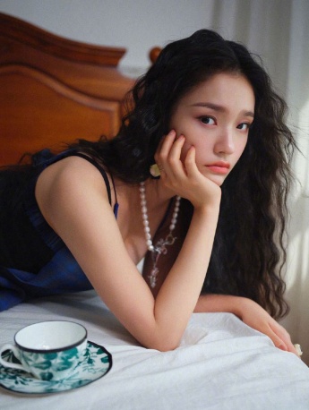 Lin Yun French wool roll style sexy photo pictures