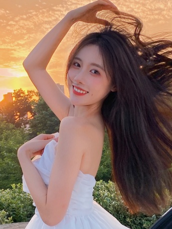 Lizuo Yunyun's sexy photo in a busty skirt