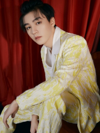 Wang Junkai handsome photo in yellow printed suit