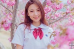 櫻花樹下的製服美女寫真照圖片