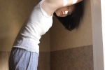 背心美女清新治愈居家写真
