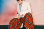 Photos of Huang Minghao looking handsome in plaid red skirt