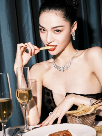 Zhong Chuxi sexy photo in black and white polka dot fishtail skirt