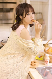 廚房美女模特兒甜美性感寫真