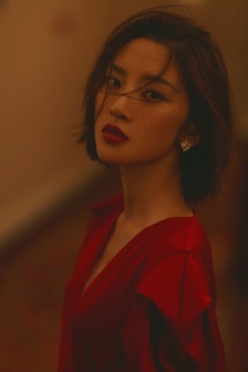 唐艺昕红色真丝长裙魅力性感写真