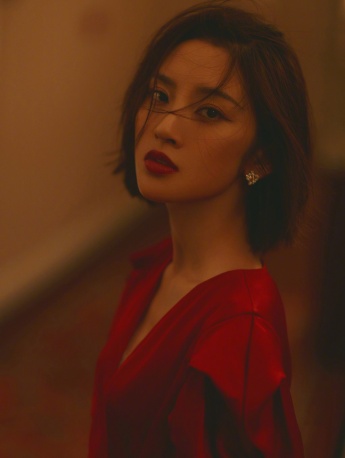 Tang Yixin's charming and sexy photo in red silk dress