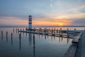 海域中的灯塔图片桌面壁纸