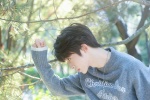 Liu Yu's handsome photo in gray sweater in warm winter weather