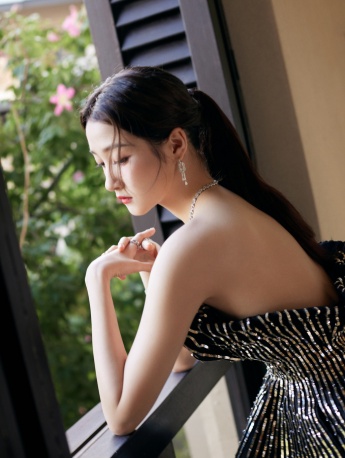 關曉彤耀黑流光長裙性感寫真