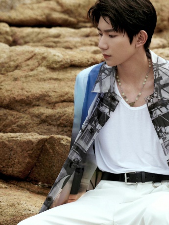 王源印花襯衫帥氣海邊寫真