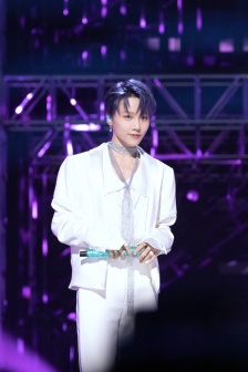 Liu Yuxin looks cool and sexy in white suit