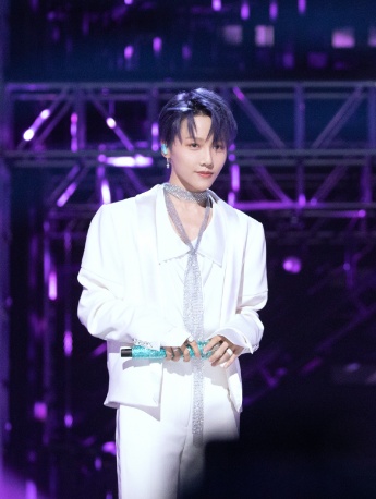 Liu Yuxin looks cool and sexy in white suit