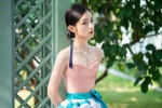 Zhang Zifeng's charming and sexy photos in chest-wrapped dress