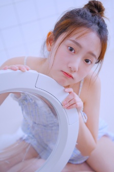 白皙性感美女吊带裙美腿写真