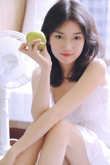 居家吊带裙美女性感妩媚写真
